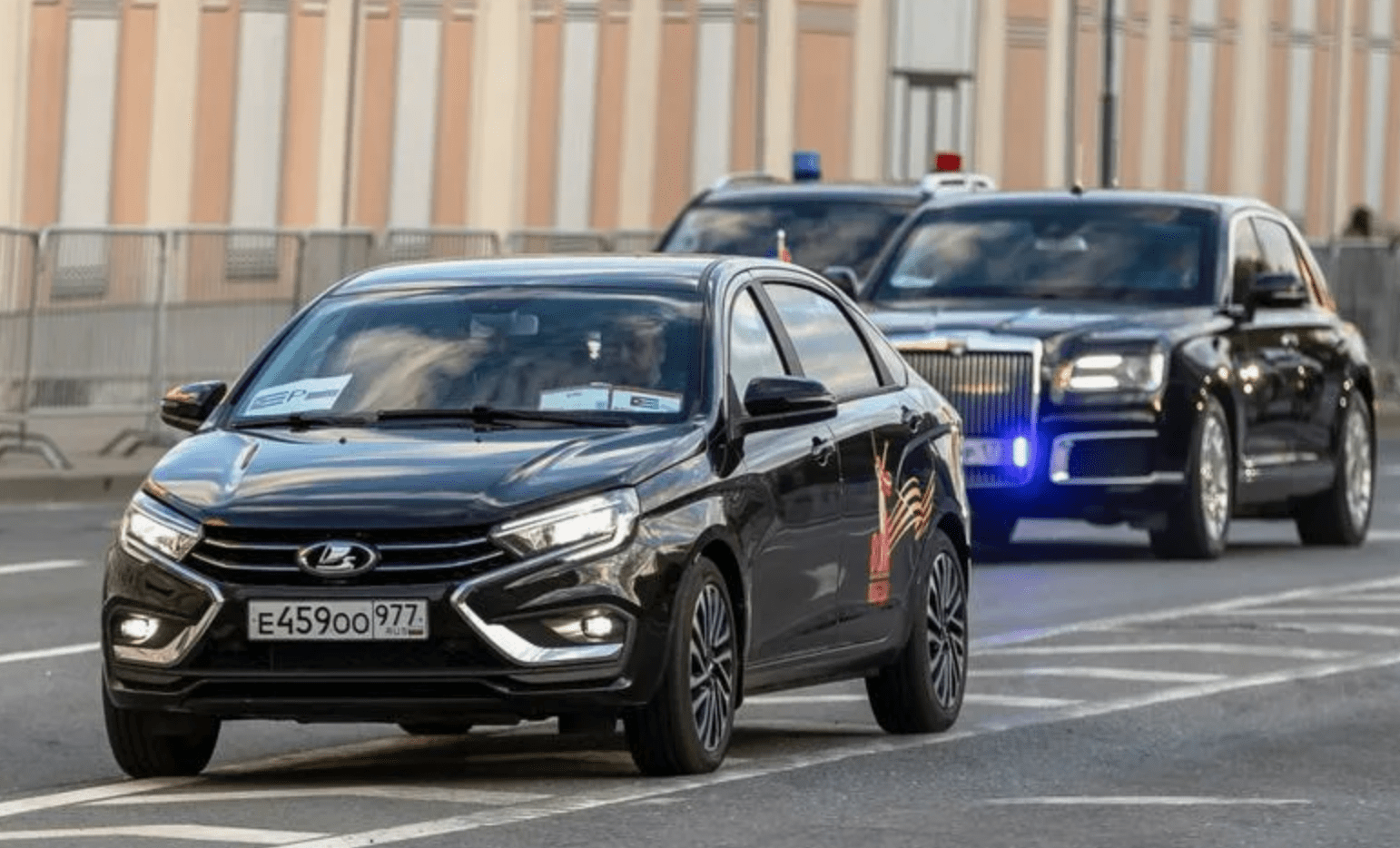 В 2025 году АВТОВАЗ реализовал 792 удлиненных седана Lada Aura. Из этого числа 421 автомобиль приобрели частные покупатели, а еще 371 экземпляр пополнил корпоративные автопарки.